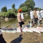 लोकसहभागातून वनराई बंधारा उभारणी